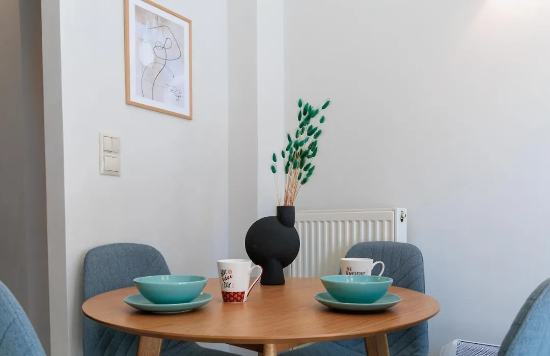 Sunny & Modern Apt For 3 Persons-1